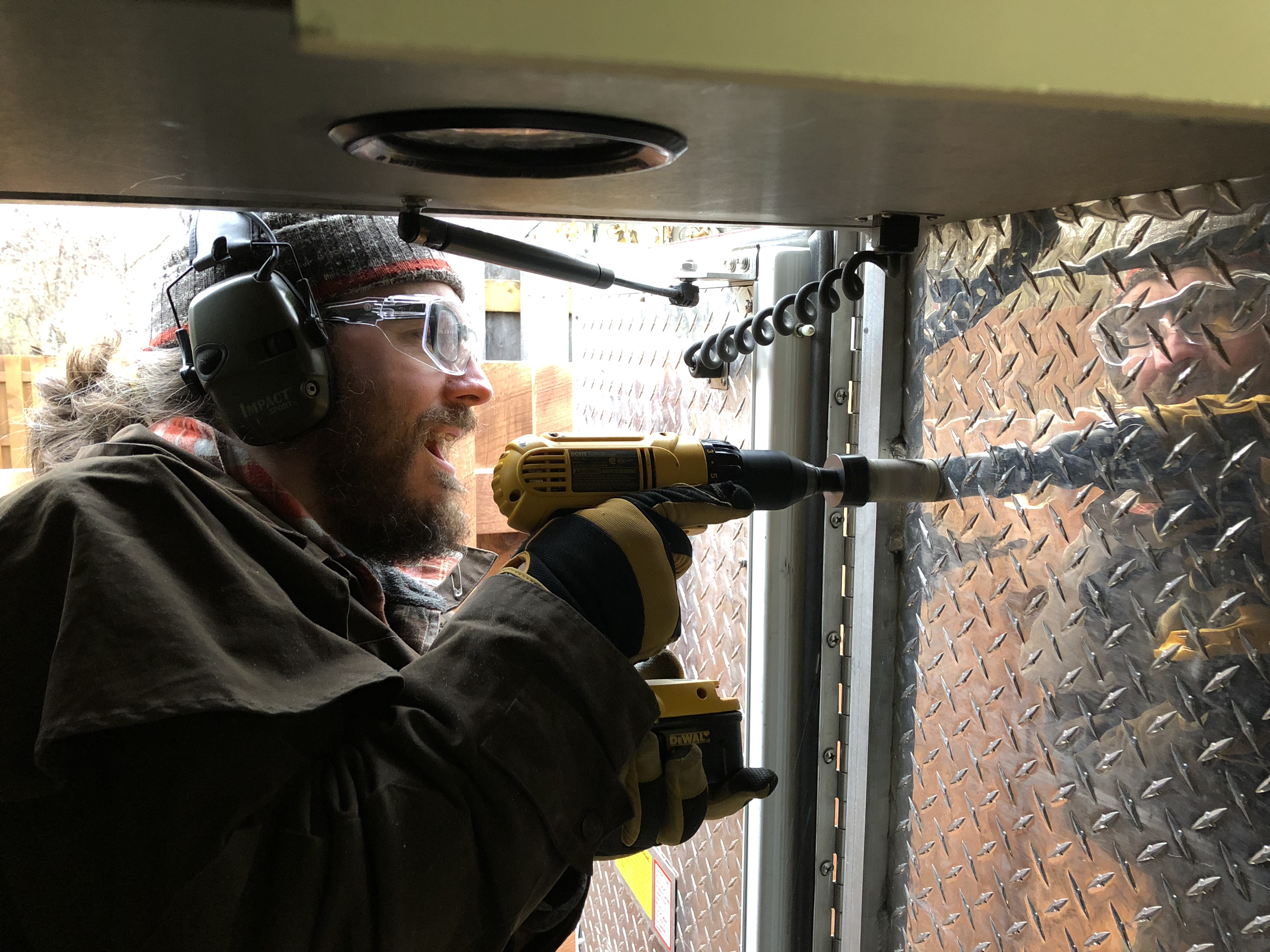 /images/2018/11/drilling hole in diamond plate.jpg